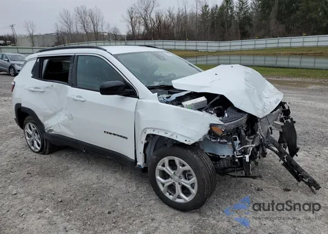 2024 Jeep Compass Latitude z USA, uszkodzony, nr VIN 3C4NJDBN8RT129008